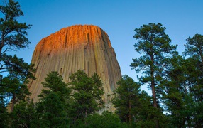 Скала с вертикальными бороздами