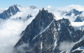 Острые вершины гор среди облаков