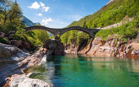 Каменный мост в горах
