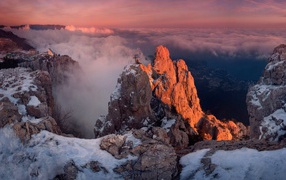 Крест на вершине скалы
