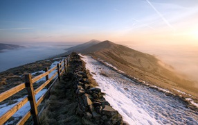 Забор на горной гряде