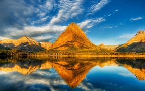 Озеро у подножия золотой горы