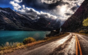 Дорога по берегу реки в горах