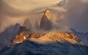 Вершина горы в оранжевой дымке