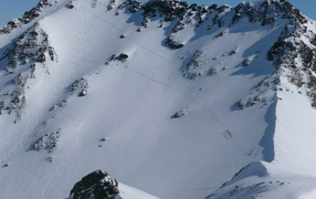 Следы лыжников на горном склоне