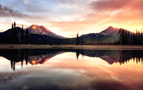 Две горы отражаются в воде озера