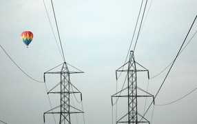 Воздушный шар над ЛЭП