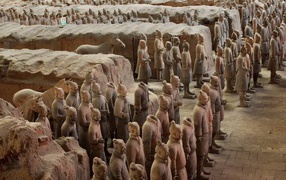 Глиняные фигуры воинов