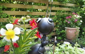 Фигурка муравья в саду