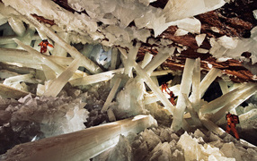 Большие кристаллы в пещере