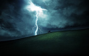 Всадник убегает от молнии и грозы