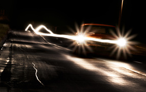 Автомобиль на ночной дороге