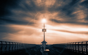 Фонарь и скамейка на пирсе