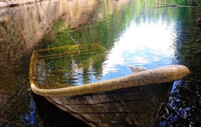 Заброшенная лодка затоплена у берега озера