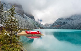 Лодки на причале горного озера