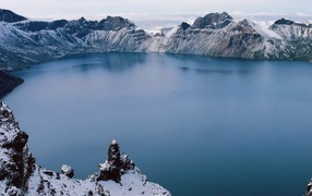 Темное озеро в жерле старого вулкана