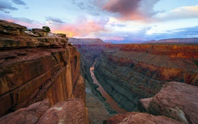 Река с коричневой водой на дне каньона