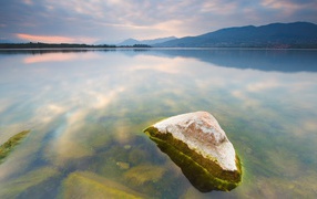 Камень в воде озера