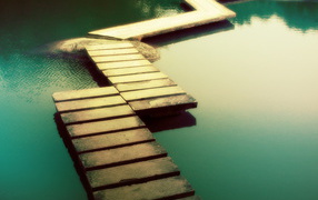 Мост проложен по камням