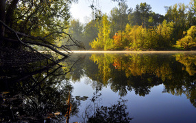 Зеркальная гладь озера