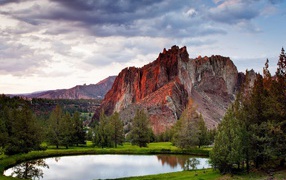 Озеро у подножия красной скалы
