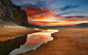 Прозрачная река на мертвом плоскогорье