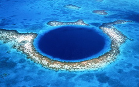 Кораловый атолл в море