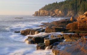 Пенистый прибой у прибрежных скал