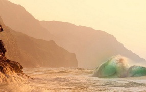 Волны прибоя у скал затерянного острова