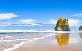 Обточенная ветрами скала на берегу моря