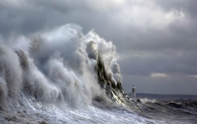 Волна накрывает маяк