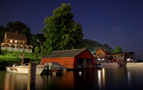 Причал для лодок ночью