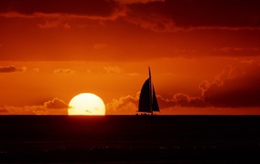 Черный силуэт паруса на закате
