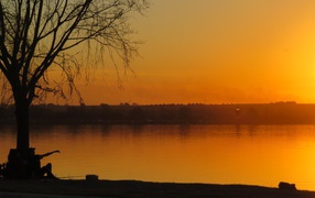 Красочный оранжевый закат на набережной