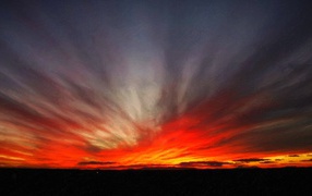 Красное небо пылает на закате