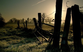 Закат за старым забором