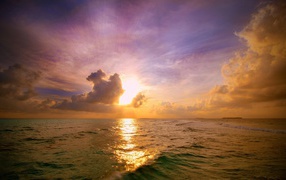 Закат в облаках в открытом море