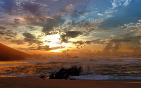 Закат на черных камнях