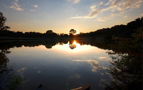 Отражение заката в лесном озере