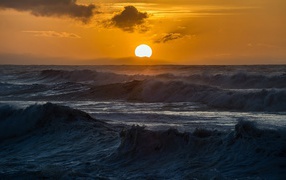 Солнце садится в бурное море