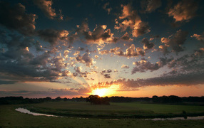 Закат на поле у реки