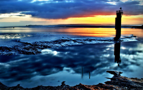 Желтый закат на синих облаках