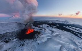 Красная лава среди снежных вершин