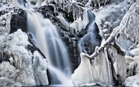 Наросты льда на водопаде во время мороза