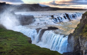 Красивый водопад в горах