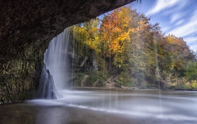 Водопад прикрывает вход в пещеру