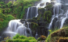 Пенистый поток стекает по скалам