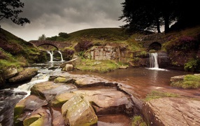 Ухоженные водопады в саду