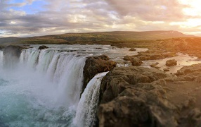Каменистый водопад на горном плато