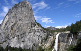 Водопад у серой скалы